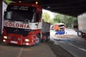 LKW blieb unter Bruecke haengen Koeln Ehrenfeld Innere Kanalstr Hornstr P299